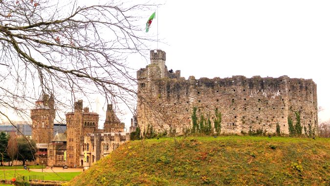 Cardiff Castle, Wales - image by Daryus Chandra https://pixabay.com/users/daryuschandra-8364783/