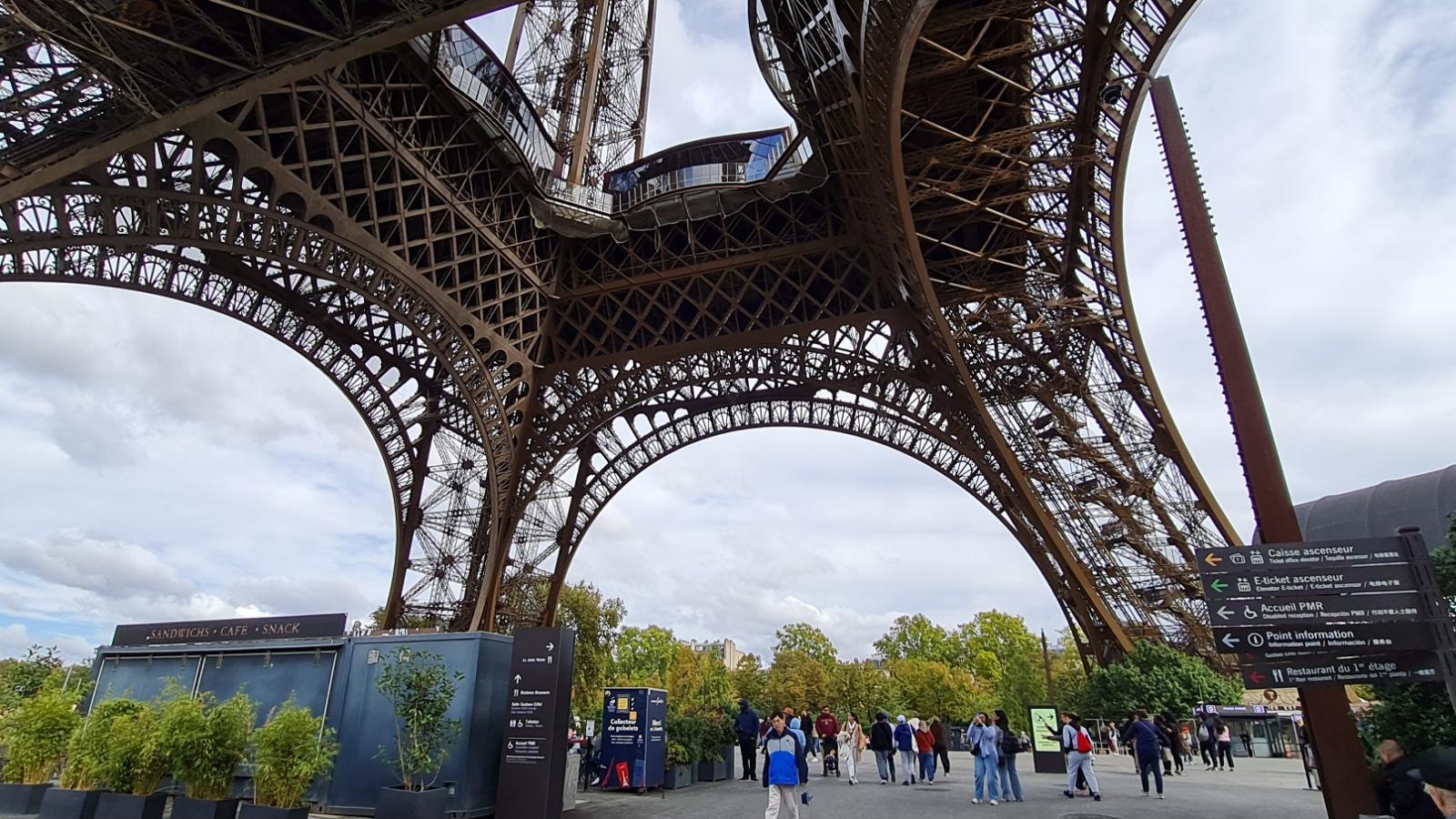 Eiffel Tower, Paris, France Eiffel Tower, Paris, France