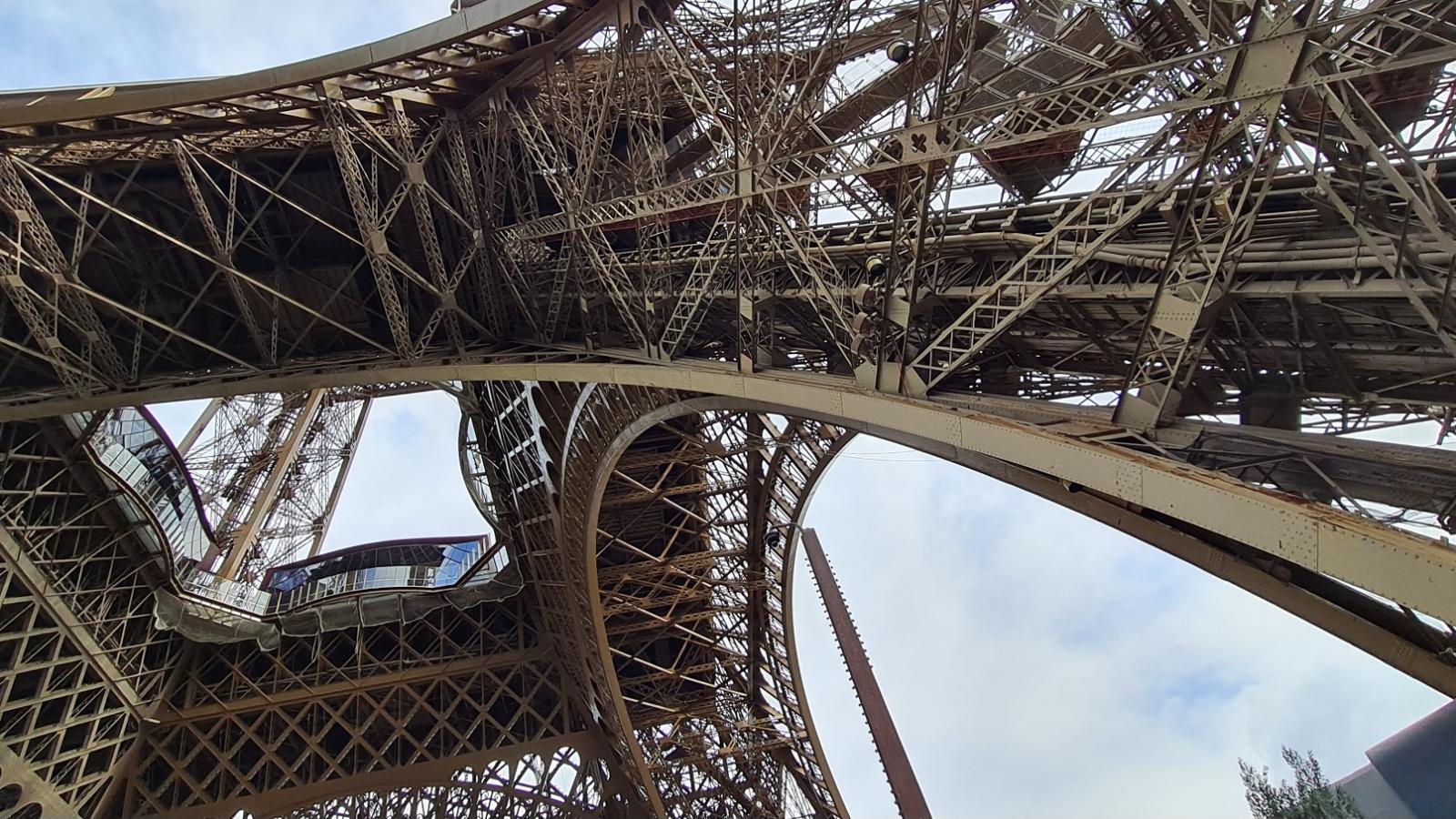 Eiffel Tower, Paris, France Eiffel Tower, Paris, France