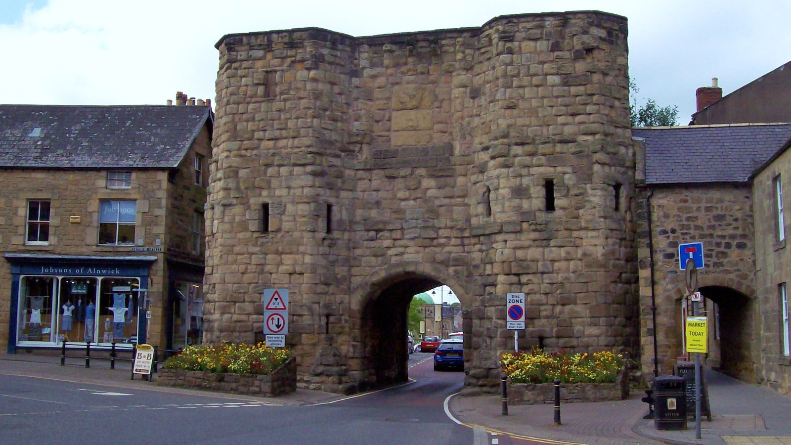 Bondgate Tower, Alnwick, England - image by Len Williams https://commons.wikimedia.org/wiki/File:Bondgate_Tower,_Alnwick_-_geograph.org.uk_-_4993446.jpg